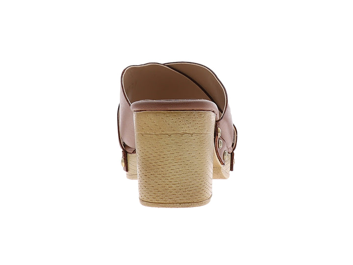 Sandalia Ronay color marrón con plataforma y tacón beige, diseño de tiras cruzadas y detalles de remaches.