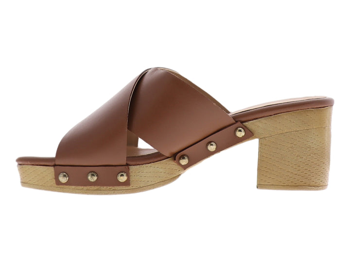 Sandalia Ronay color marrón con plataforma y tacón beige, diseño de tiras cruzadas y detalles de remaches.