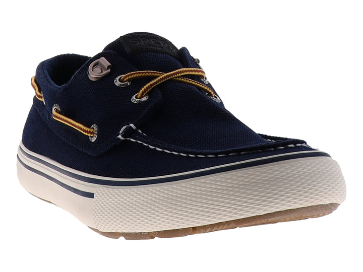 Zapato náutico Sperry color azul marino con suela blanca y cordones marrones.