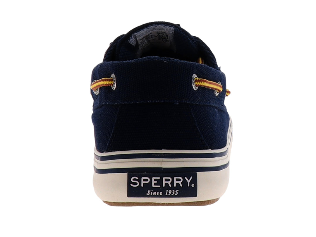 Zapato náutico Sperry color azul marino con suela blanca y cordones marrones.