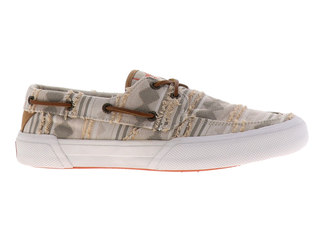 Zapatilla Sperry color taupe con tejido tipo sarape, cordones marrones y suela blanca.
