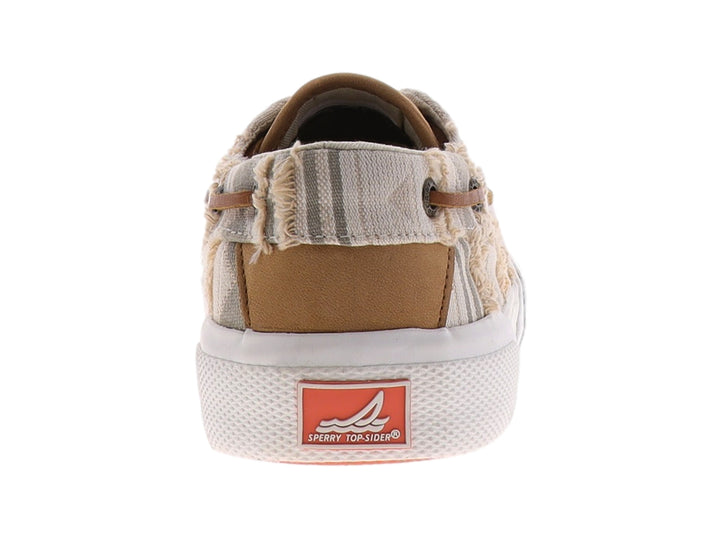 Zapatilla Sperry color taupe con tejido tipo sarape, cordones marrones y suela blanca.