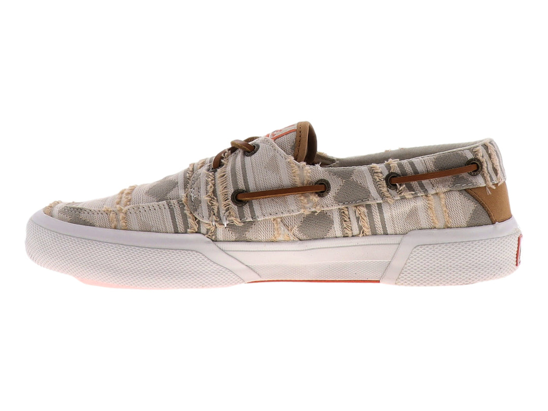 Zapatilla Sperry color taupe con tejido tipo sarape, cordones marrones y suela blanca.