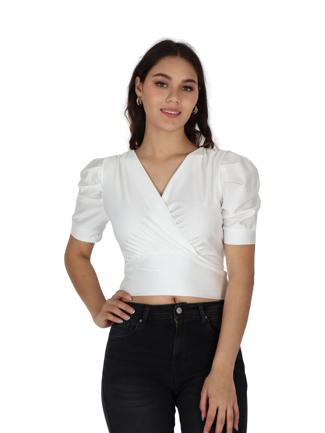 Mujer vistiendo blusa color ivory con cuello en V, cruce frontal y mangas bombacha cortas.