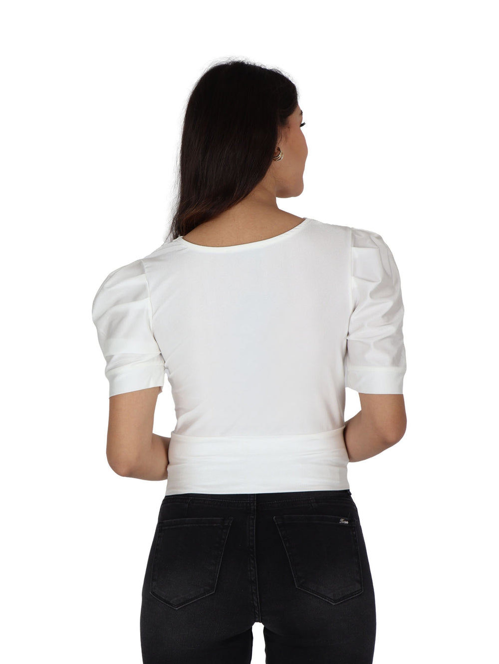 Mujer vistiendo blusa color ivory con cuello en V, cruce frontal y mangas bombacha cortas.