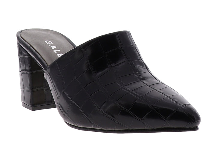 Zapato mule negro con tacón cuadrado y textura de piel de cocodrilo.