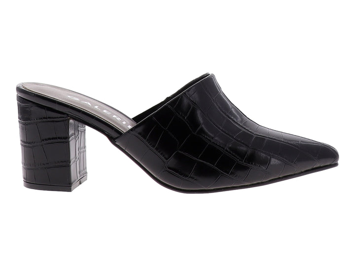 Zapato mule negro con tacón cuadrado y textura de piel de cocodrilo.