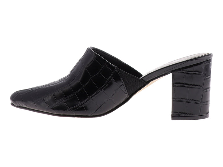 Zapato mule negro con tacón cuadrado y textura de piel de cocodrilo.