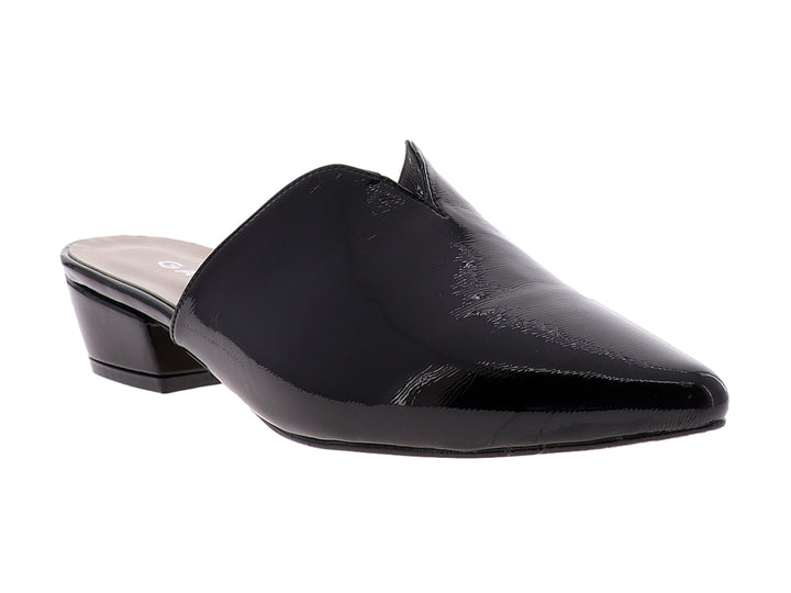 Zapato mule negro de charol brillante con punta fina y tacón bajo.