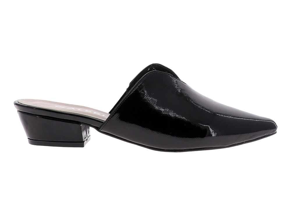 Zapato mule negro de charol brillante con punta fina y tacón bajo.