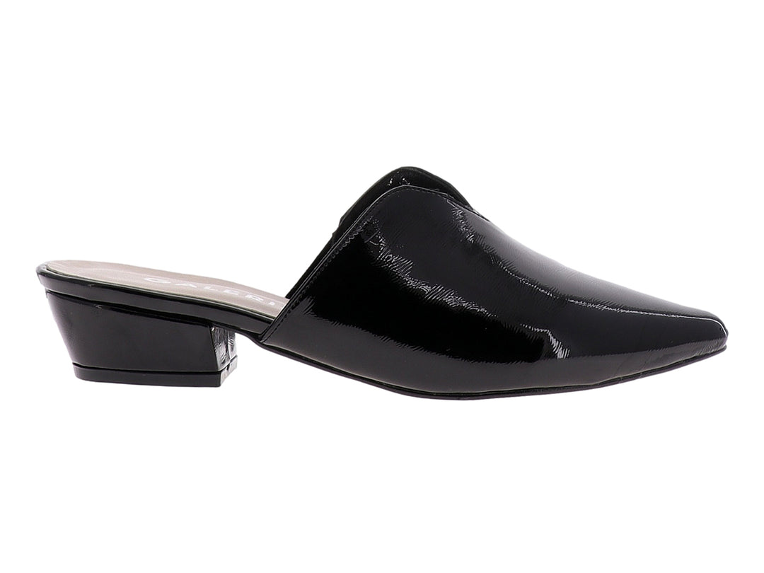 Zapato mule negro de charol brillante con punta fina y tacón bajo.
