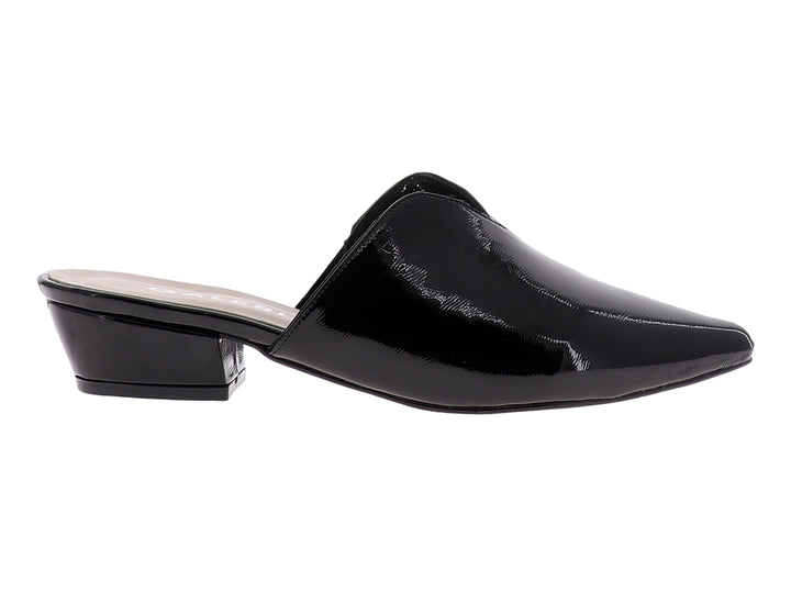 Zapato mule negro de charol brillante con punta fina y tacón bajo.