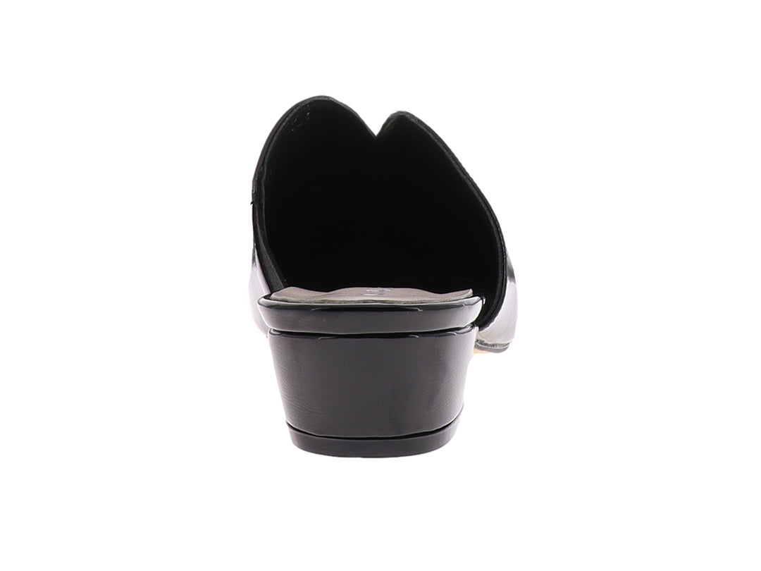 Zapato mule negro de charol brillante con punta fina y tacón bajo.