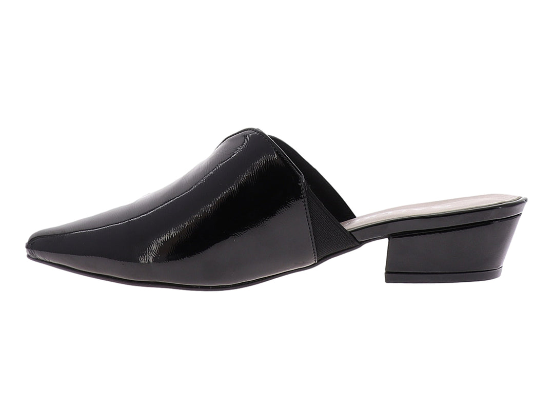 Zapato mule negro de charol brillante con punta fina y tacón bajo.