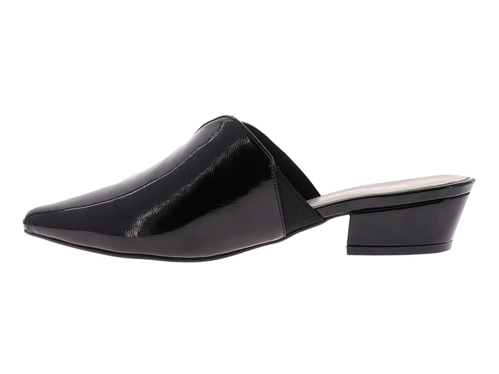 Zapato mule negro de charol brillante con punta fina y tacón bajo.