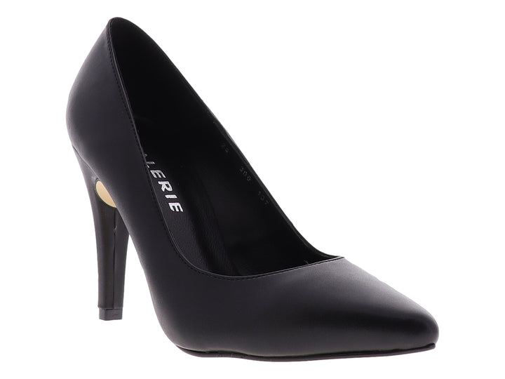 Zapato de tacón alto color negro con un pequeño detalle dorado en la parte posterior.