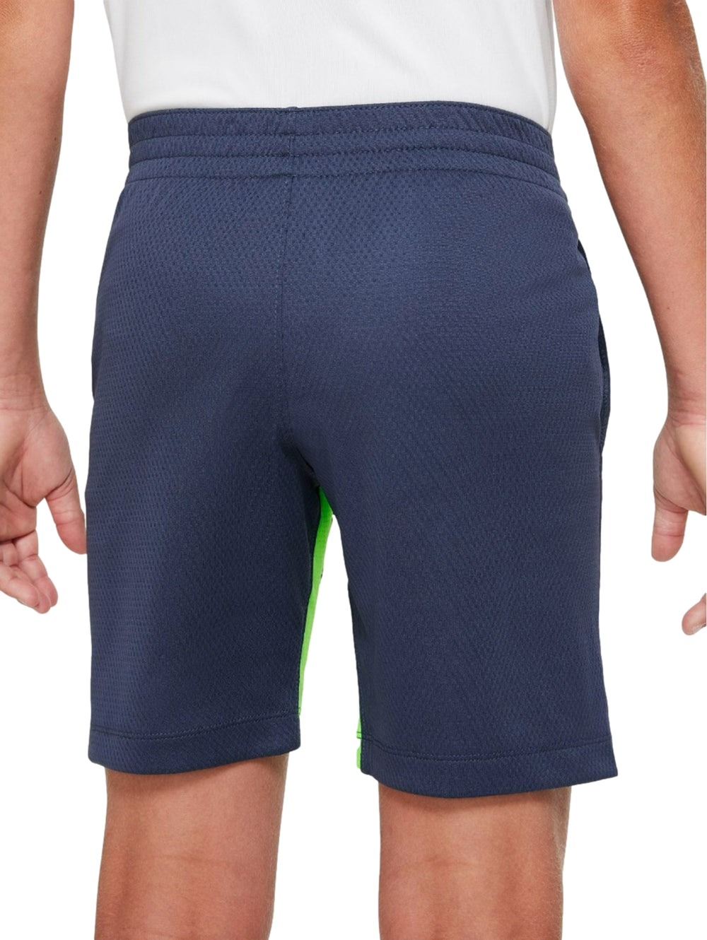 Pantalones cortos deportivos Nike en color azul con detalles y logo en verde brillante.