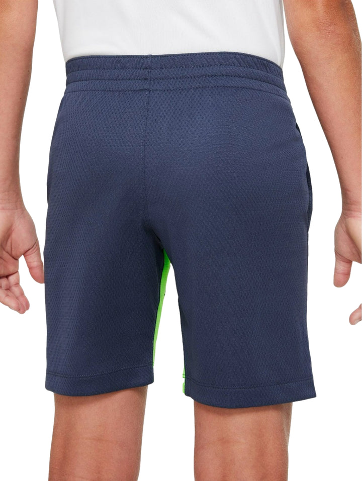 Pantalones cortos deportivos Nike en color azul con detalles y logo en verde brillante.