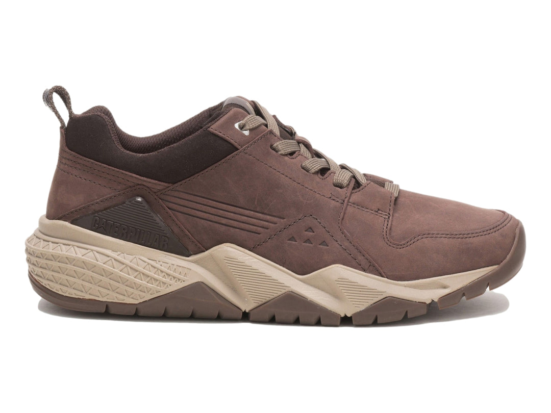 Tenis Caterpillar color chocolate con suela beige para hombre.