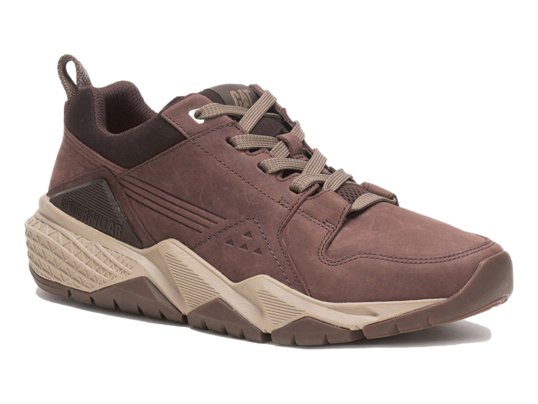 Tenis Caterpillar color chocolate con suela beige para hombre.