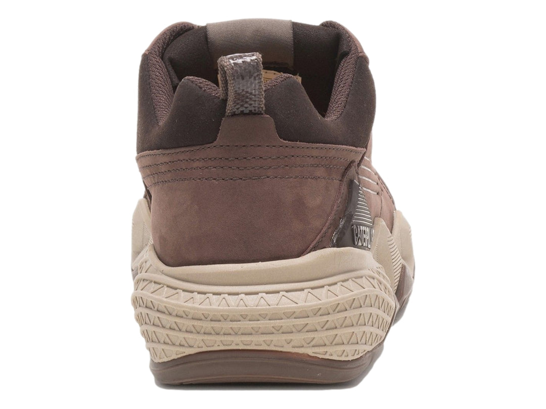 Tenis Caterpillar color chocolate con suela beige para hombre.