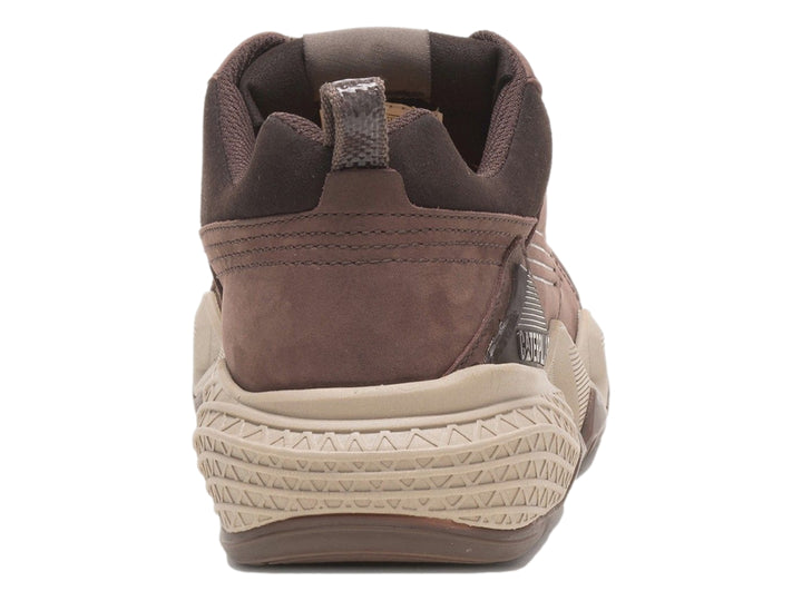Tenis Caterpillar color chocolate con suela beige para hombre.