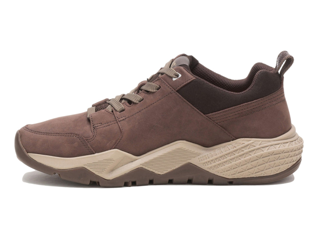 Tenis Caterpillar color chocolate con suela beige para hombre.