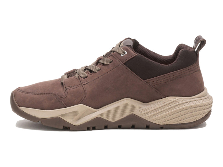 Tenis Caterpillar color chocolate con suela beige para hombre.