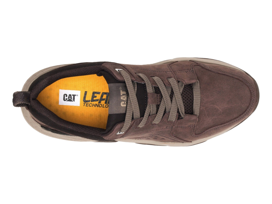 Tenis Caterpillar color chocolate con suela beige para hombre.