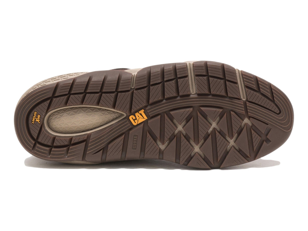 Tenis Caterpillar color chocolate con suela beige para hombre.