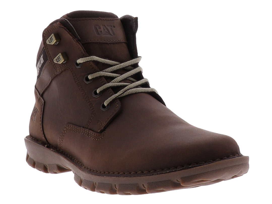 Bota Caterpillar de cuero nubuck color marrón oscuro con cordones y suela robusta.