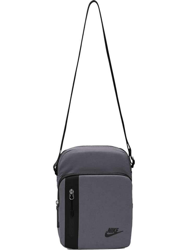 Bolso bandolera Nike Tech pequeño en color gris oscuro y negro con correa ajustable.