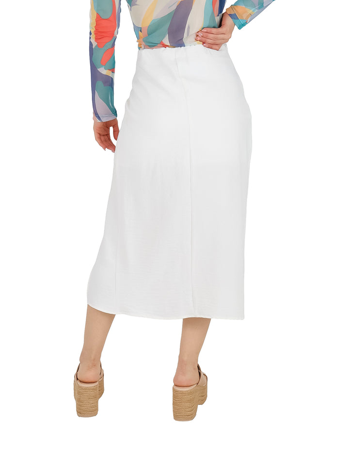 Mujer vistiendo falda larga color ivory con diseño envolvente y detalle de amarre lateral.