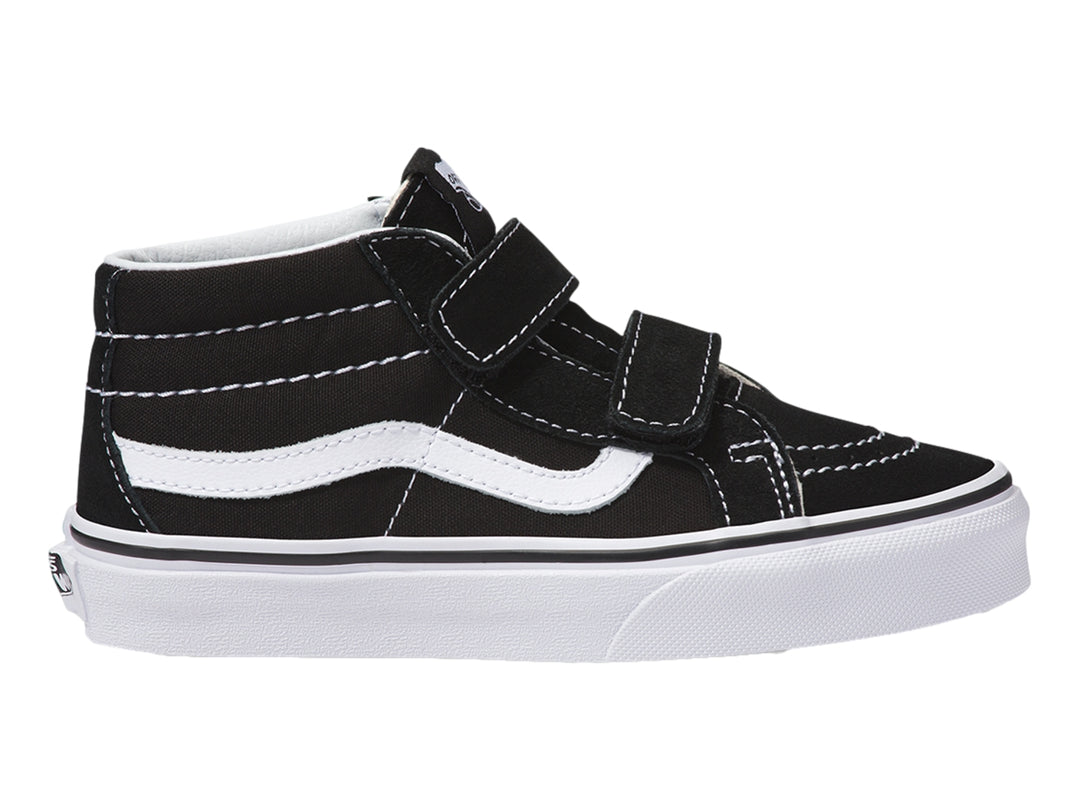Tenis VANS Sk8-Mid Reissue en color negro con suela y franja lateral blanca, cierre de velcro para niños.