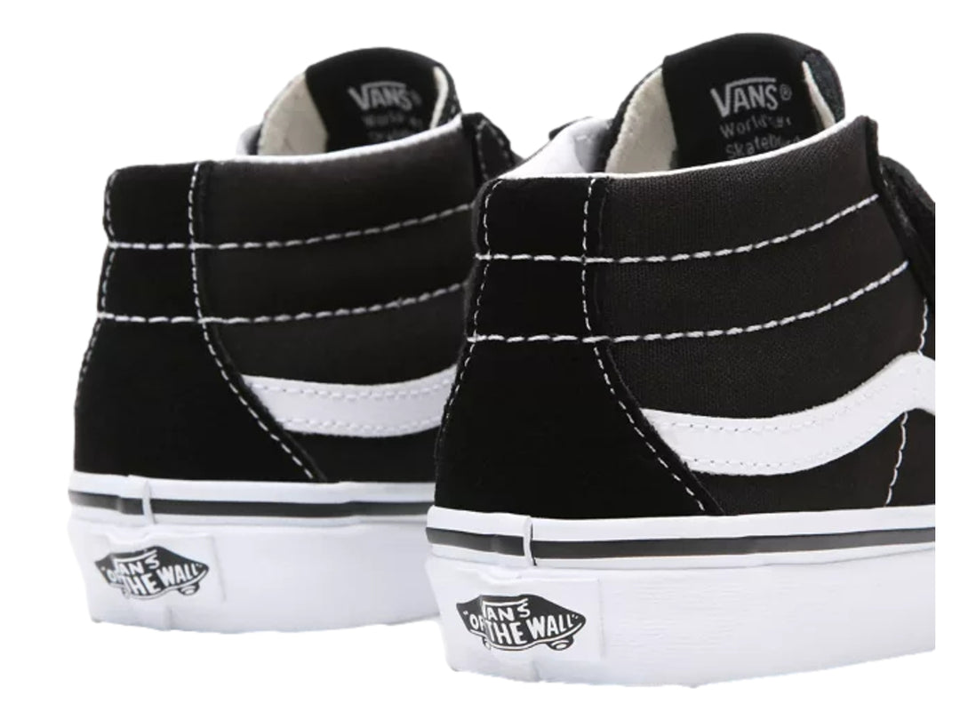 Tenis VANS Sk8-Mid Reissue en color negro con suela y franja lateral blanca, cierre de velcro para niños.