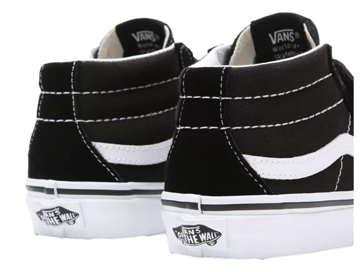 Tenis VANS Sk8-Mid Reissue en color negro con suela y franja lateral blanca, cierre de velcro para niños.