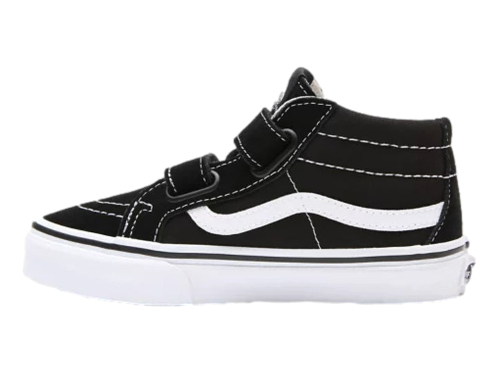 Tenis VANS Sk8-Mid Reissue en color negro con suela y franja lateral blanca, cierre de velcro para niños.