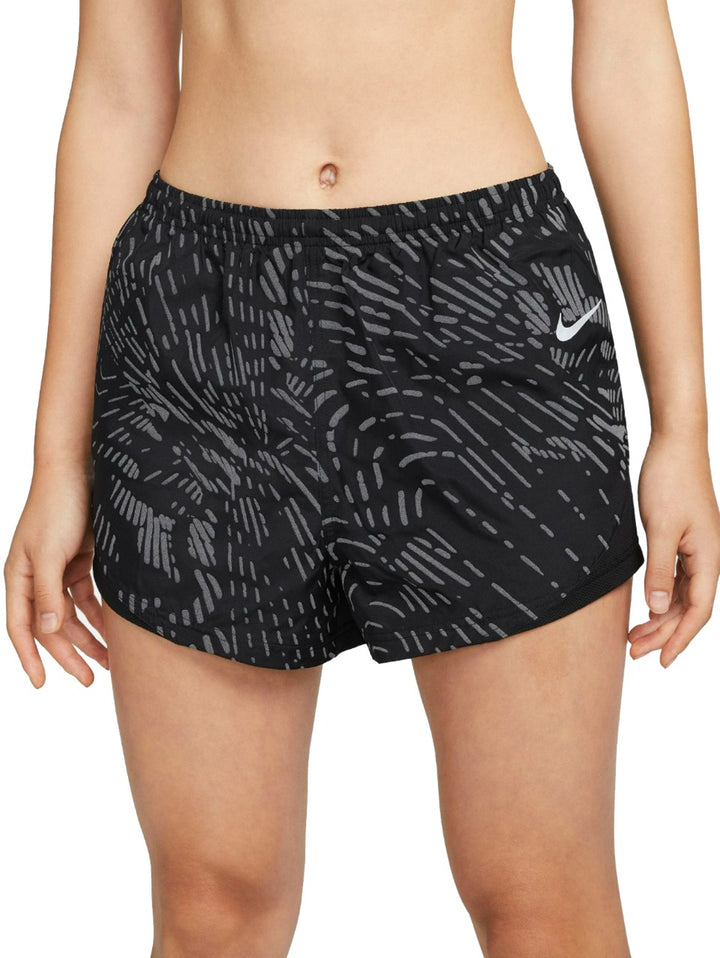 Pantalones cortos deportivos Nike color negro con estampado geométrico en gris y logo blanco.