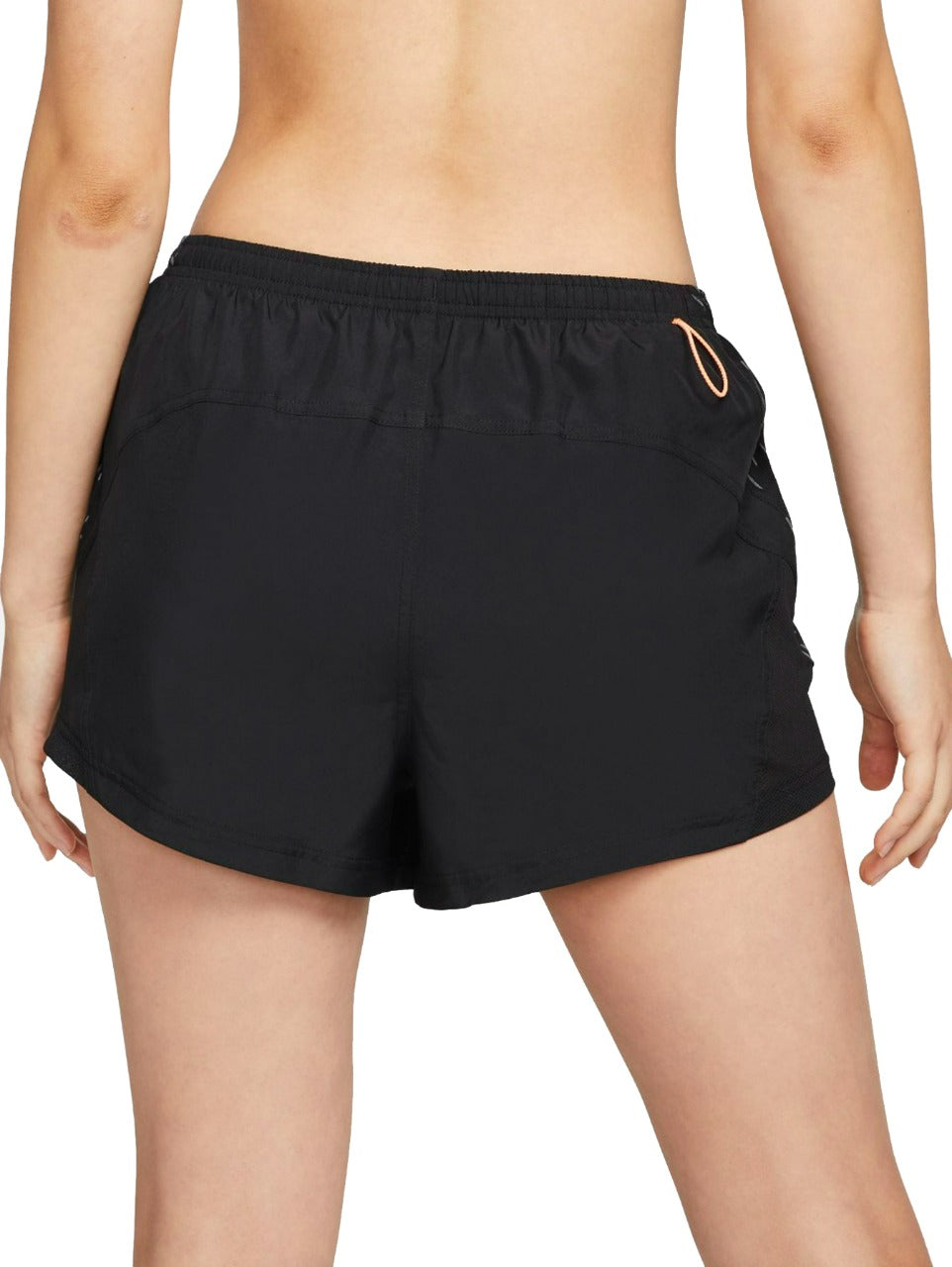 Pantalones cortos deportivos Nike color negro con estampado geométrico en gris y logo blanco.