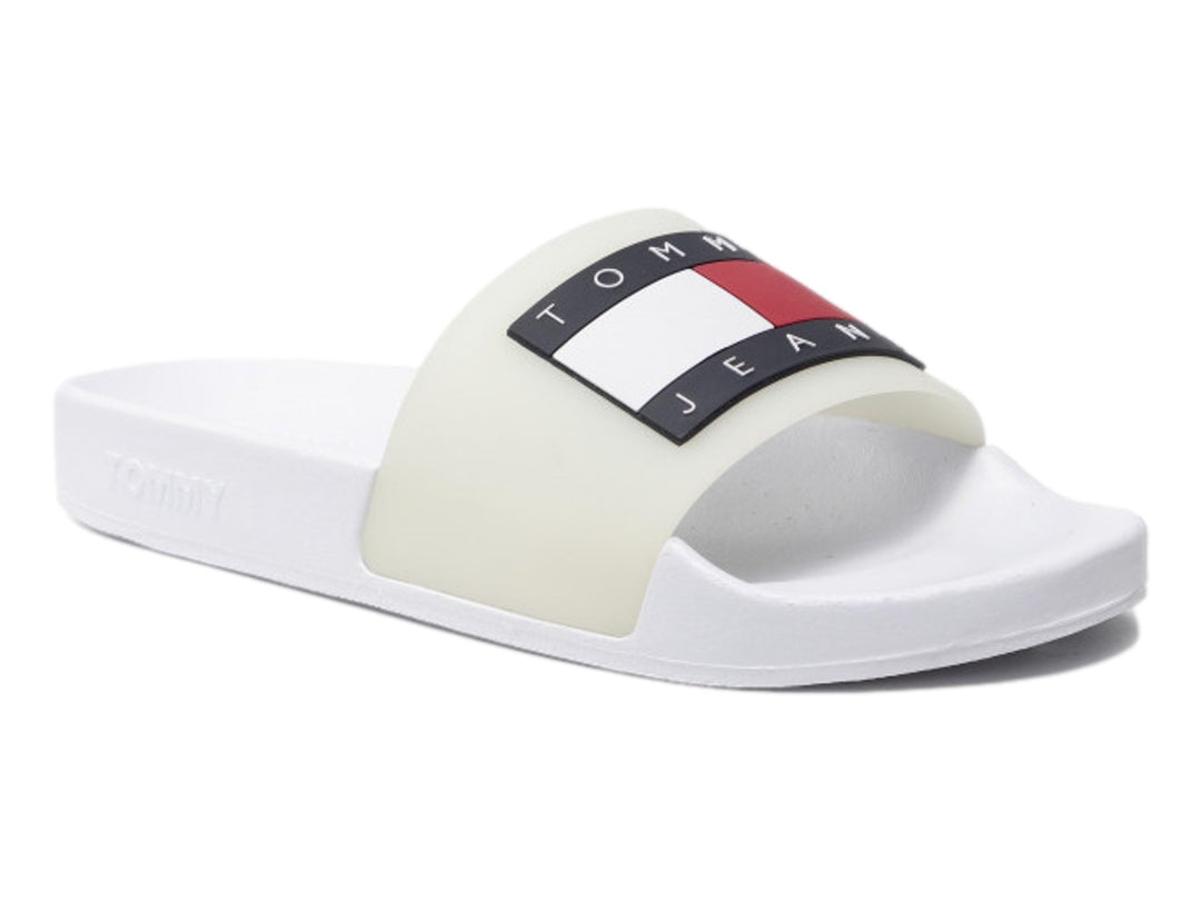 Sandalia deslizante Tommy Hilfiger de color blanco con banda superior ancha y logotipo frontal.
