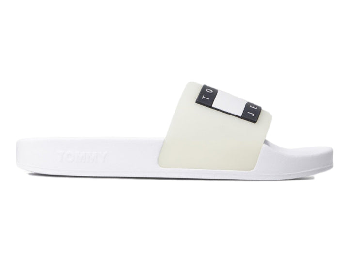 Sandalia deslizante Tommy Hilfiger de color blanco con banda superior ancha y logotipo frontal.
