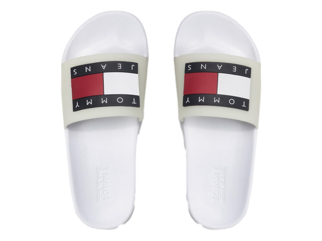 Sandalia deslizante Tommy Hilfiger de color blanco con banda superior ancha y logotipo frontal.
