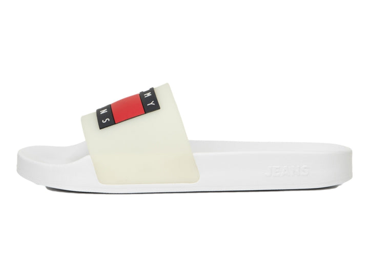 Sandalia deslizante Tommy Hilfiger de color blanco con banda superior ancha y logotipo frontal.