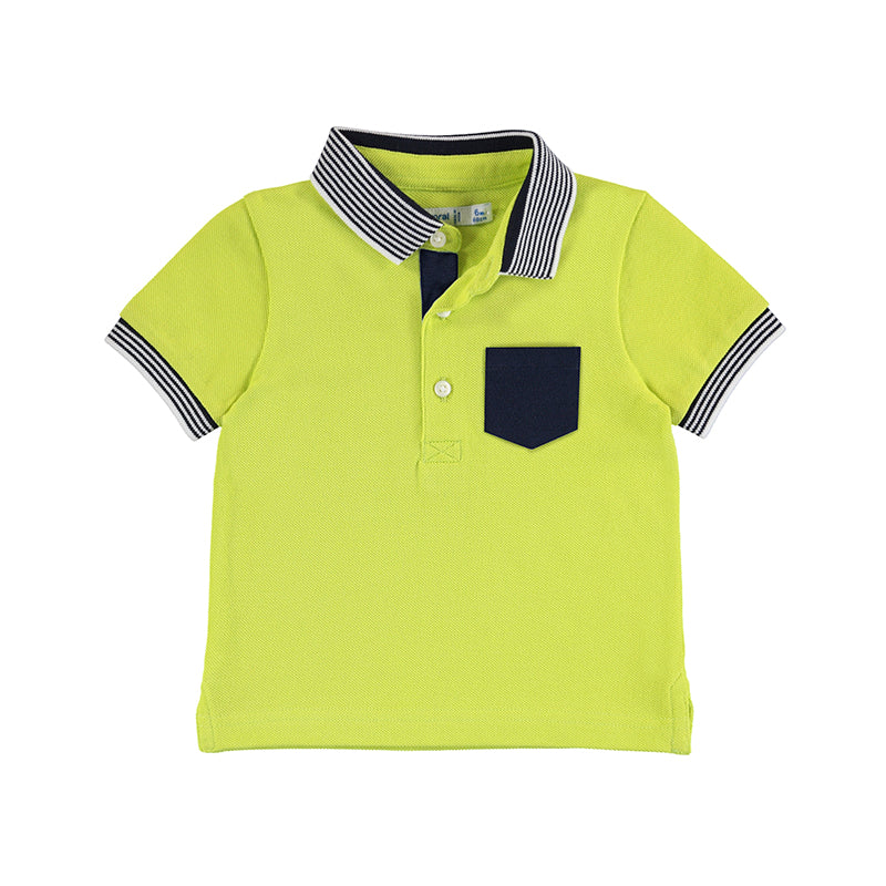 Polo color lima con cuello y bolsillo en azul marino para bebé.