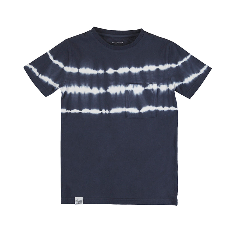 Camiseta infantil color marino con diseño de rayas blancas tie-dye y bolsillo frontal.