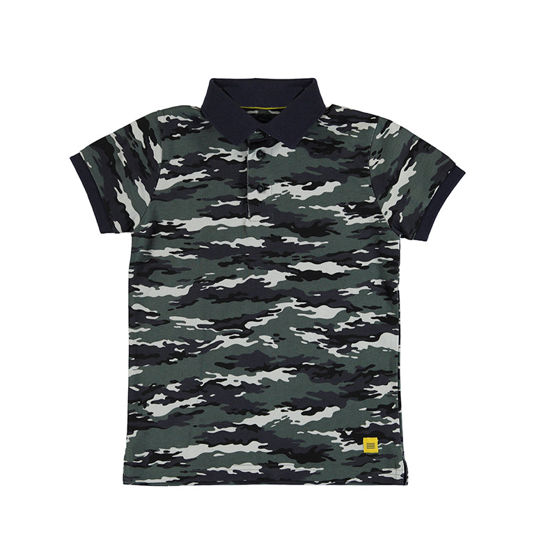 Playera polo infantil color acero con estampado de camuflaje en tonos grises y cuello oscuro.