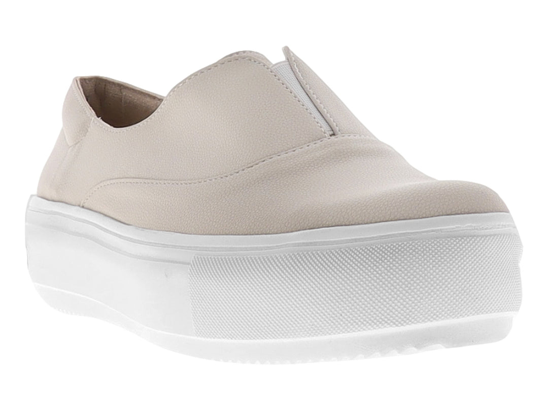 Zapato plano estilo slip-on color beige con suela de plataforma blanca ancha.