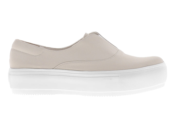 Zapato plano estilo slip-on color beige con suela de plataforma blanca ancha.