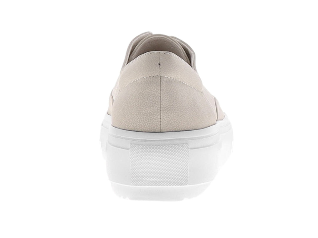 Zapato plano estilo slip-on color beige con suela de plataforma blanca ancha.