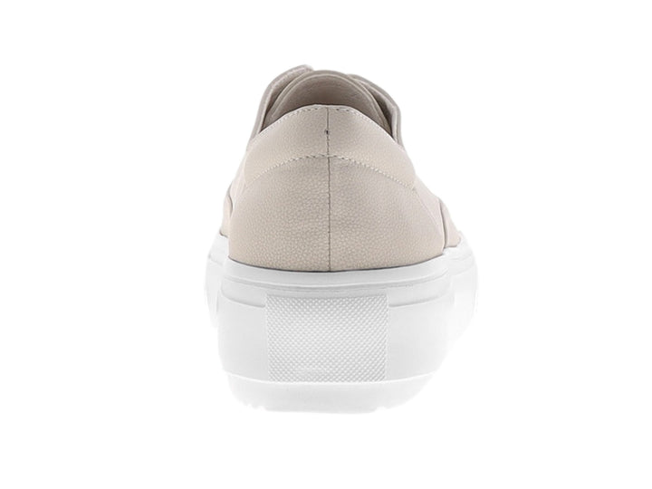 Zapato plano estilo slip-on color beige con suela de plataforma blanca ancha.